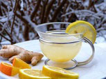 bicchiere con acqua limone e zenzero