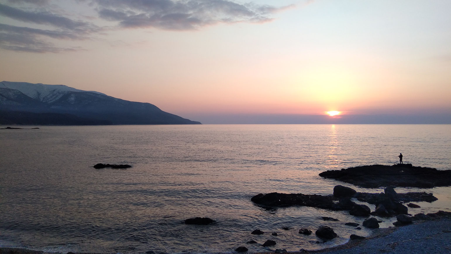 島牧沖の水平線に沈む夕陽