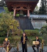 ZERO SAXOPHONE ENSEMBLE：龍澤寺で行われた中里縁日での三重奏の様子。