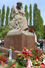 Blumen für Mutter Heimat. Sowjetisches Ehrenmal Treptower Park am 9.Mai 2015. Foto: Helga Karl