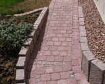 Steinweg mit Randsteinen