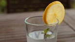 Bicchiere con acqua e limone