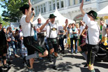 Die Querplattler tanzen. Lesbisch-schwules Stadtfest in Schöneberg. Foto: Helga Karl