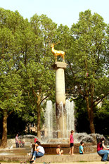 Umlagert von Menschen: der Hirschbrunnen im Rudolp-Wilde-Park. Foto: Helga Karl