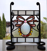 <figure>   <img src="images/stained-glass-ribbon-panel-leverre.jpg"        alt="ステンドグラス工房ルヴェールの生徒が制作したリボンモチーフのパネル作品。透明感のあるガラスにピンクのリボンとガラス玉をあしらった可憐なデザイン。"         width="1000" height="916" loading="lazy">   <figcaption>ルヴェール生徒作品｜ピンクリボンとガラス玉が輝くステンドグラスパネル</f