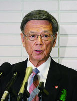 安慶田前副知事に退職金約1千万円を支払うことを明らかにした翁長知事=21日、県議会棟