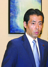 報道陣の質問に答える福田政務官=1日、ヒルトン沖縄北谷リゾート