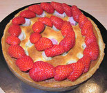 tarte rhubarbe et fraises sur fond sucré et crème d'amande 