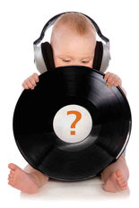 Baby ohne Name hält Vinyl für contxt