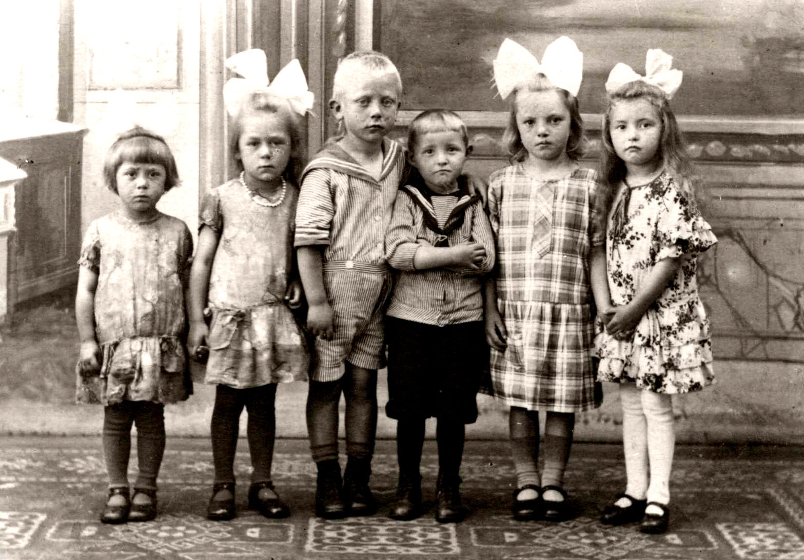 Foto: Johann Heinrich Eickhorst / von links: Elfriede Voßmeyer, Anna Voßmeyer, Johann Bischoff, Friedrich Eickhorst, Adele Bischoff, Anneliese Eickhorst / ca. 1927