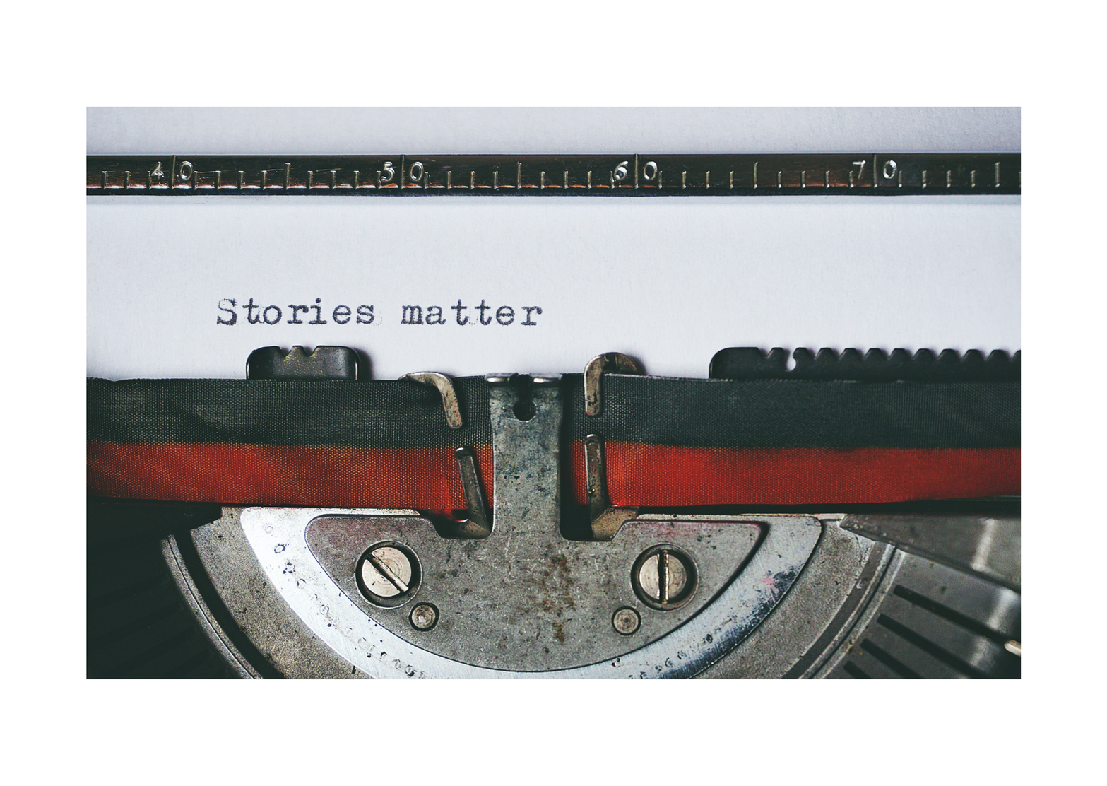 Eine Schreibmaschine tippt die Wörter "Stories matter"
