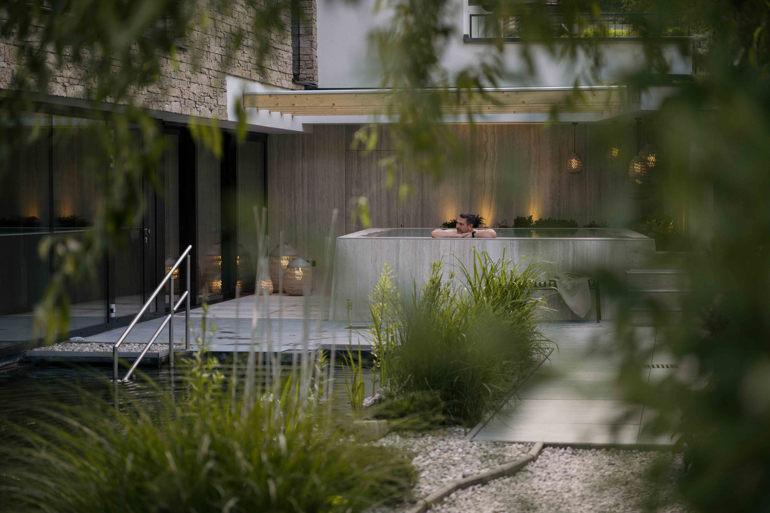 Onsenpool - NESSLERHOF in Großarl • 5-Sterne-Wellnesshotel im Salzburger Land _fullwidth-column-splash