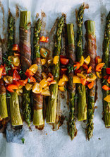 Grüner Spargel im Parmaschinkenmantel mit Tomatensalsa