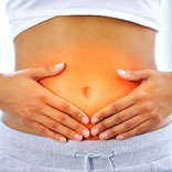 Hände halten den entzündeten Bauch