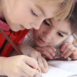 Die Gute-Eigenschaft-Liste, zwei Kinder schreiben