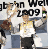 Alter und neuer Weltmeister: Gerd Riss mit WM-Pokal, Goldmedaille und Siegersekt.