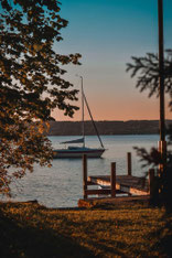 See mit Boot in Abendstimmung