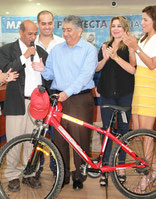 El alcalde de Manta, Jaime Estrada Bonilla, recibe como regalo una bicicleta.