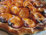 tarte feuilletée caramélisée aux abricots frais