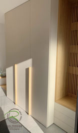 Schrank im Eingangsbereich mit offener Garderobennische mit Klapphaken in Eiche massiv von Schreinerei Holzdesign Ralf Rapp in Geisingen, mit Schubladen, Schuhschrank u. Kleiderstange