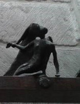 XIII Estación, Jesús es bajado de la Cruz y puesto en brazos de su Madre