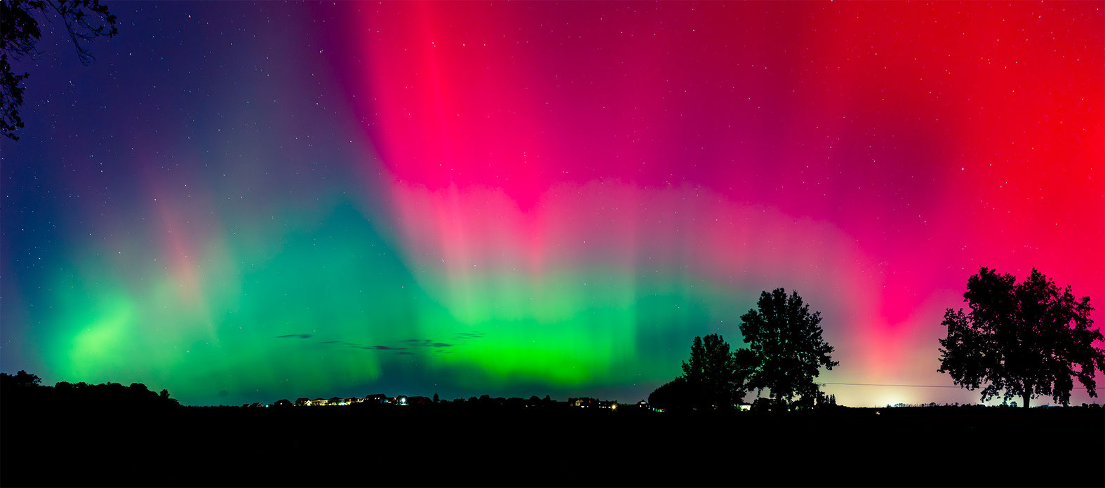 Panoramafoto der Nordlichter oder Aurora Borealis über Groß Brunsrode in der Gemeinde Lehre im Landkreis Helmstedt, tief im Südosten Niedersachsens, am 10.Oktober 2024