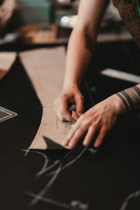 Photo by Sebastian Hilgetag; Aufzeichnen des Maßschnitt-musters auf dem Oberstoff in der Werkstatt von Maßmantel Herrenschneider Manuela Leis