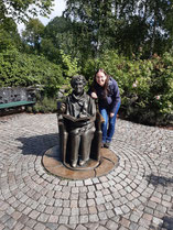 Birgit neben einer Statue von Astrid Lindgren