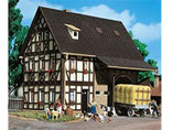 Fachwerkhaus, Bauernhaus mit Scheune, Plastik-Modellbausatz der Firma Vollmer, 3731