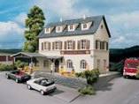 Gaststätte, Landgasthof "Krone", Plastik-Modellbausatz der Firma PIKO, 61830