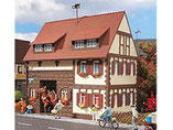 Wohnhaus mit Durchfahrt, Plastik-Modellbausatz der Firma Vollmer, 3653