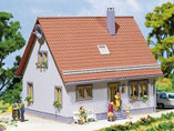 Wohnhaus Einfamilienhaus, Plastik-Modellbausatz der Firma Faller, 130217