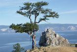 Russie. Arbre à prières surplombant le lac Baïkal