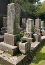 左から吉二郎（供養墓）、先妻マス、後妻園子