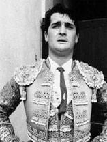 Fue el 14 de marzo de 1982, vestido de blanco y oro, cuando Paco Camino invistió al Soro como matador de toros en el coso de Valencia, con Pepe Luis Vázquez como testigo. 