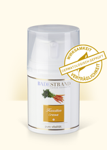 Produktabbildung: „Karotten Creme“, Motiv Karotte. PE-Vakuumspender, weiß, mit Abdeckkappe 50 ml. Beschriftung „Pure Vitalität“. Mit „Siegel – Wirksamkeit und Verträglichkeit dermatologisch geprüft“.