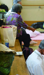 不安な思いを持ちながら避難所を利用した市民ら=10日、石垣市健康福祉センター