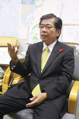 高嶺善伸氏が、引退を正式に発表した=25日、県議会議員室