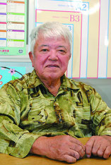 インタビューに応じる石垣繁氏=27日午後、八重山日報社