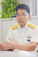 記者会見で就任の抱負を述べる石垣海上保安部の宮崎部長=6日午後、石垣海保