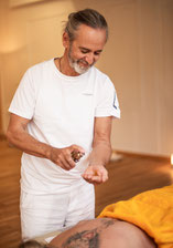 Schmerztherapeut. Ganzkörper Reflexzonenmassage.Therapeut und Trainer. Reflexzonenmassage bei Nacken-, Schulter-, Arm-, Hand-, Finger-, Hüft-, Knie-, Fussschmerzen. Arthrose.