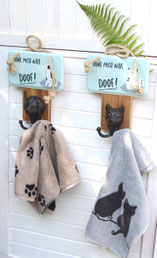 Dunkelbraune Gusseiserne Wandhaken als Katzenkopf und Hundekopf mit zwei Haken. Als Wandgarderobe gestaltet mit jeweils einem Hunde- und Katzenschild und passenden Gästehandtüchern.n