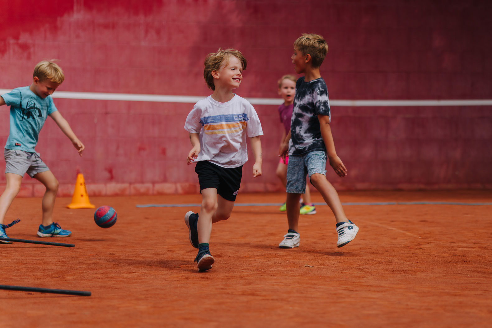 Unser Kindersport-Programm für 2- bis 3-Jährige bietet Tennis, Hockey, Basketball, Handball und Fußball. In 5 Trainingseinheiten à 60 Minuten lernen Kinder spielerisch die Sportarten kennen, lernen einfache Regeln und stärken ihre motorischen Fähigkeiten.