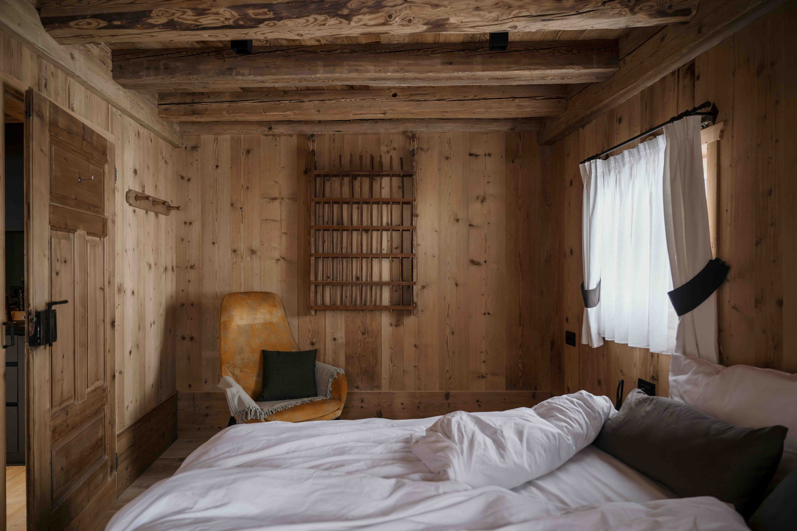 Schlafzimmer im Apartment Stöa im historischen Haus Ciasa Somuer im Gadertal • Member of Mountain Hideaways ©Marika Unterladstätter