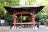 Der japanische Tempel mit der berliner Weltfriedensglocke im Volkspark Friedrichshain. Foto: Helga Karl