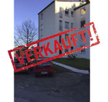 Haus mit Parkplatz und Auto