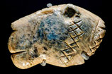 X-Markierungen auf Löwenköpfchen, Vogelherd, ca. 25.000 Jahre alt