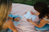 Ich sitze mit einer Klientin auf einer Picknick Decke. Wir besprechen das "Lebensrad". So kann coaching auch sein - draußen in der Natur.