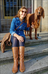 Antje Lindner mit Ihrem Irish Setter im Jeanskeid sitzend auf Stufen in Jena.