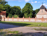 der Löwitzer Friedhof mit historischer Ummauerung